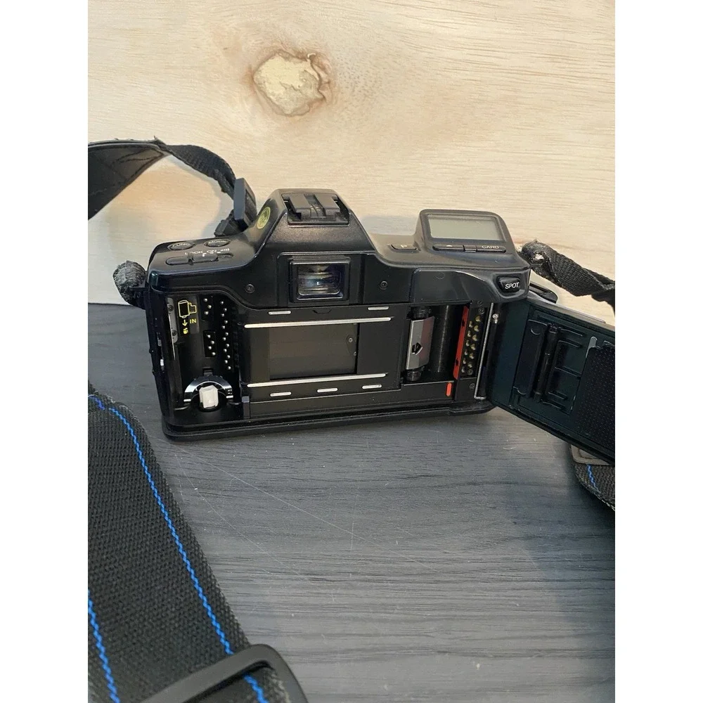 Minolta Maxxum 7000i Film Camera with cover, Lens, New battery, Manuals, &‎ Bag